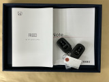 メンテナンスノート【点検整備記録簿・保証書】、取説も揃ってます。スマートキーはバッグなどにしまったままボタン操作でエンジン始動・停止やハイブリッドシステムの起動や停止ができて大変便利です