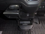 助手席側のドリンクホルダーです。運転席からも助手席からも使いやすい位置に小物入れも配置しています。