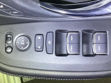 電動格納式リモコンドアミラーと、パワーウィンドウスイッチ等は運転席ドアにあります。