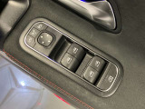 運転席ドアトリムには窓の一括コントローラーと電動ドアミラーのコントローラーが装備。