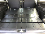 後部のシートを倒すとこんなに広々空間が!大きなお荷物を乗せる時でも心配ありません!