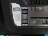 天井部の運転席からも助手席からも手の届きやすい位置にサンルーフの開閉スイッチ、チルトスイッチを装備しています。