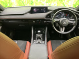 運転席から前方を見渡しやすいレイアウトで、メーターや中央ディスプレイも視線を移しやすい位置に配置。包み込むようなシート形状で、落ち着いて運転席に座れます。