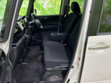 前席まわりは視界を遮りにくい配置で、運転席から周囲を確認しやすい印象です。座面はゆったりとした形状で、助手席との間にも余裕があり、通勤から長めのお出かけまで快適に過ごせます。
