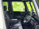運転席まわりまで見渡しやすく、座席にはゆったりと腰掛けられる空間が広がります。乗り降りしやすい開口部で、日々の移動はもちろん、助手席の方とのお出かけにも快適にお使いいただけます。