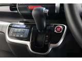 インパネシフトだから視線の移動も少なく足元もスッキリ♪運転席もゆったりしているのでゆとりを持ってドライブできますね!