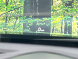 【ヘッドアップディスプレイ】現在の速度や走行情報をデジタル表示で運転席前方のガラスに投影!運転中、目線をずらさず必要な情報を確認できるのでとっても便利で安心!