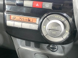 【オートエアコン】一度お好みの温度に設定すれば、車内の温度を検知し風量や温度を自動で調整。暑い&hellip;寒い&hellip;と何度もスイッチ操作をする必要はありません。快適な車内空間には必須の機能ですね♪