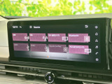AM・FMやBluetooth、USBなど複数の音源が画面に表示され、聴きたいメディアを選びやすい構成です。