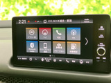 画面にはナビや電話、FM、Bluetoothなどの項目が並び、目的の機能を選びやすい表示です。ホームや戻るボタン、音量つまみも備わり、日常の移動中に必要な情報や音源へアクセスできます。