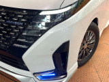 【LEDヘッドライト】悪天候や夜間走行時も良好な視界を確保し安心して運転できる高輝度LEDヘッドライトを装備!点灯速度が早く、消費電力も抑えられています。