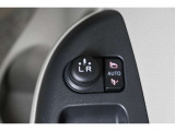 狭い場所も苦になりません。電動格納ドアミラー装備。