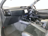 運転席周りのレイアウトをご覧ください。ナビゲーションが綺麗に装着されすっきり収まってますね!