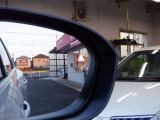 BSW(後側方車両検知警報)は、車線変更をするとき、隣車線に車両がいる場合に警報によってドライバーに注意を促します。