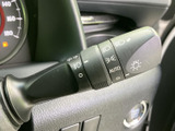 レバーには各種操作を示す表示がまとまり、運転席から視認しやすい配置です。複数の機能に対応した操作部が手元に集約されており、日常の運転時に使いやすさを感じられます。