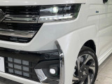 【LEDヘッドライト】悪天候や夜間走行時も良好な視界を確保し安心して運転できる高輝度LEDヘッドライトを装備!点灯速度が早く、消費電力も抑えられています。