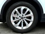 215/55R17タイヤとTSI Style専用デザインの17インチアルミホイール「Johannesburg」を装着。足元をエレガントに引き締めます。