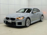 フロントフェイスの精悍な表情と伸びやかに続くボディーライン。斜め前からのアングルはBMWらしいスポーティさとエレガンスさを際立たせます。光の当たり方によって表情を変えるボディーの造形も魅力の一つです。