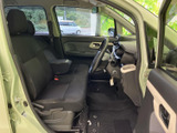 前席は視界が広く、運転席まわりも見渡しやすいレイアウトです。シートと足元にゆとりがあり、乗り降りもしやすい印象。毎日の移動を快適にお過ごしいただけます。ぜひ座ってお確かめください。