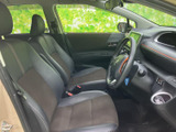 前席は座面と背もたれにゆとりがあり、落ち着いて過ごせる空間です。運転席まわりまで見渡しやすく、助手席の方も前方の景色を共有しながら快適にお過ごしいただけます。