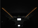 夜間に室内を照らしてくれるルームライトです