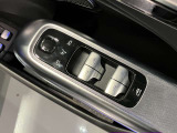 運転席ドアトリムには窓の一括コントローラーと電動ドアミラーのコントローラーが装備。