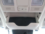 サングラスホルダーを備えたオーバーヘッドコンソールを装備。運転中に使う小物をスマートに収納でき、車内の整理整頓にも役立ちます。