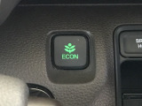 【eコンスイッチ】低燃費運転をサポートするECONモード。スイッチをONすると、エンジンやトランスミッション、A/Cなどを協調制御し、燃費の向上に貢献。エコドライブの効果を高めます。