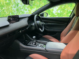 前席から前方を見渡しやすく、メーターやディスプレイも運転席の近くにまとまっています。シートとアームレストが身体を支え、運転中も落ち着いて過ごせる空間です。