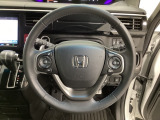 ハンドルにHondaセンシング系のクルーズコントロールやレーンキープアシストなどのスイッチと、オーディオの操作スイッチが装備されています。ハンドルから手を離さず安全に操作できます。