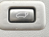【パワーバックドア】スマートキーや運転席のボタンを押すだけでリアゲートが自動で開閉します!荷物を持っている時や、高い位置にあるバックドアを閉める際に便利な機能です♪