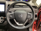 ハンドルにHondaセンシング系のクルーズコントロールやレーンキープアシストなどのスイッチと、オーディオの操作スイッチが装備されています。ハンドルから手を離さず安全に操作できます。