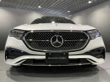 フロントグリル中央に大きく輝くスリーポインテッドスター。メルセデスベンツならではのステータスを強く感じる事ができます