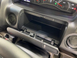 運転席メーターの下部にはティッシュBOXが収まるサイズの収納があります。