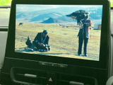 テレビ番組を画面で視聴できる装備です。停車中の休憩時間などに映像を楽しめるため、待ち時間も車内で過ごしやすく、日常のさまざまな場面で活用できます。