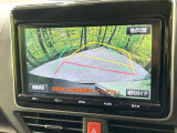 【バックカメラ】駐車時に後方がリアルタイム映像で確認できます。大型商業施設や立体駐車場での駐車時や、夜間のバック時に大活躍!運転スキルに関わらず、今や必須となった装備のひとつです!