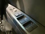 【電動格納ミラー】サイドミラーは電動格納式となっており、狭い駐車場でもキズがつくリスクを抑えられます。