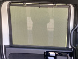 【ロールサンシェイド】は太陽光を防ぐので冷房の効きを良くする効果もあります。エアコンを控えめにすれば燃費向上も見込めます。