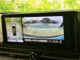 後方の映像に加えて車両周辺を上から見た表示も確認でき、駐車時の状況把握をサポートします。ガイド線も表示されるため、車庫入れや狭い場所での後退時に目安として活用できます。