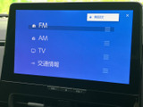 FMやAM、テレビ、交通情報などの項目が並び、聴きたい内容を画面から選べます。使えるメニューが一覧で見やすく、日々の移動に合わせて活用できます。