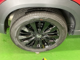 純正アルミホイールです。足元が引き立つので、車全体のイメージがアップしますよ!