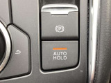 電動パーキングブレーキでワンタッチでしっかりブレーキを掛けられます。信号待ちなどでブレーキペダルを踏み続けなくてもブレーキを保持するオートホールド機能付きです。