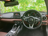 センター上部に配置された画面は、運転席から視線を移しやすい位置にあります。周囲の表示も見やすく、駐車時など日常の確認に役立つ装備です。