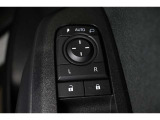 狭い場所も苦になりません。電動格納ドアミラー装備。