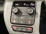【オートエアコン】一度お好みの温度に設定すれば、車内の温度を検知し風量や温度を自動で調整。暑い&hellip;寒い&hellip;と何度もスイッチ操作をする必要はありません。快適な車内空間には必須の機能ですね♪