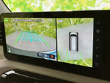 映像を大きく表示できるディスプレイを備え、停車中のテレビ視聴にも活用できます。画面脇にはホームや音楽などのアイコンが並び、表示内容を切り替える際にも見つけやすい配置です。