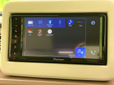 FM・AMのほか、ディスクやBluetooth、USBなどの選択項目が表示され、音源を選びやすい画面です。使う機能を見分けやすく、普段の音楽再生にも便利に活用できます。