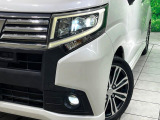 【LEDヘッドライト】悪天候や夜間走行時も良好な視界を確保し安心して運転できる高輝度LEDヘッドライトを装備!点灯速度が早く、消費電力も抑えられています。