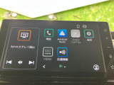 タッチ画面にテレビや電話、Android Auto、Apple CarPlayなどのメニューを表示。使いたい機能を画面から選べるため、日々の移動やお出かけに便利な装備です。