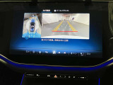 【全方位型モニター】クルマを上空から見下ろしているかのように、直感的に周囲の状況を把握できる全方位型モニター。狭い場所での駐車でも周囲が映像で確認できます。